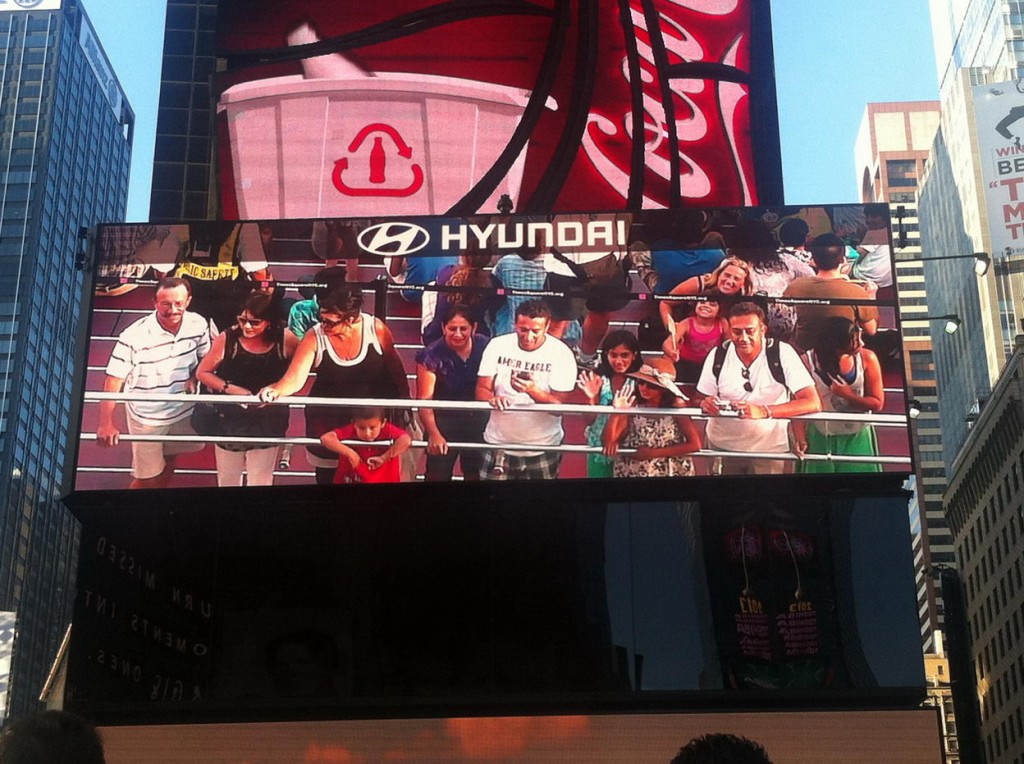 Shaila y Eli con su minuto de gloria en la pantalla principal de Times Square