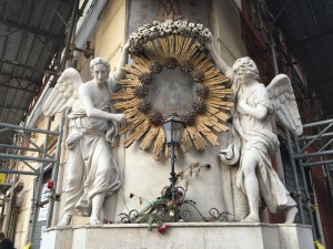 detalle-de-una-fachada-en-la-fontana-de-trevi